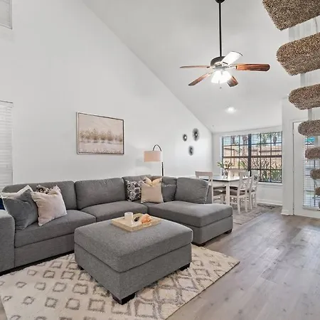 Renovated Townhome 5 Mins Walk To Beach